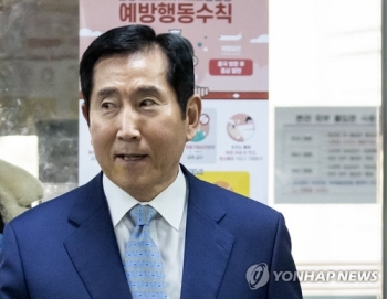 '댓글 여론공작' 조현오 전 경찰청장, 2심서 또 보석 석방