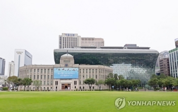 서울시청 근무 공무원 첫 확진…본관 폐쇄·방역
