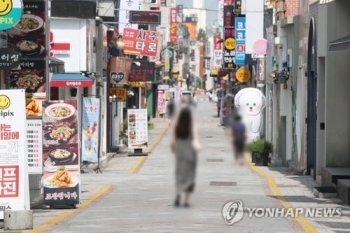 코로나19 전국 대유행 위기 임박…거리두기 3단계 검토하나