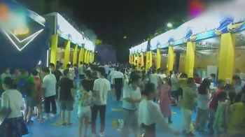 중국 우한, 수영장 파티 이어 '맥주축제'…10만 명 몰려