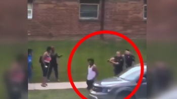 아이들 보는 앞에서…미 경찰, 흑인 아빠 등 뒤서 총격