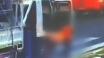 [뉴스브리핑] 트럭 화물이 전깃줄에…감전된 운전사 '구사일생'