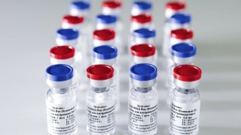 러, 승인 백신 뒤늦게 3단계 시험…시민 4만 명 참여