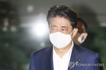 '건강이상설' 아베 전격 사의…8년 육박한 독주체제 종지부