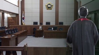 현직 시절 '후배 2명 성추행' 혐의…전직 검사 법정구속