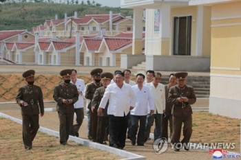 김정은, 이번엔 태풍피해 복구 마친 황해북도 강북리 찾아