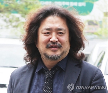 경찰, '이용수 할머니 배후설' 제기한 김어준 불기소의견 송치