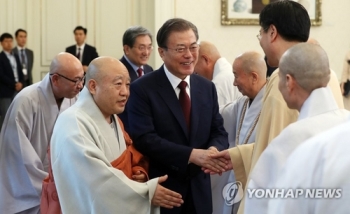 문대통령, 내일 불교 지도자 청와대 초청…방역 협조 당부