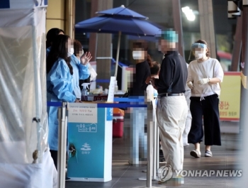 “수도권 확진 1만명 넘겠지만 감소세 유지…백신 2회 접종 예상“