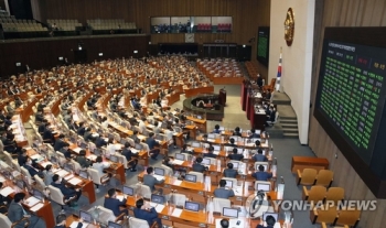 임대료 인하요구·등록금 환급…'코로나 극복 법안' 국회 통과