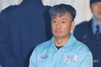 '불법 사찰' 전 국정원 3차장 1심 징역 8개월