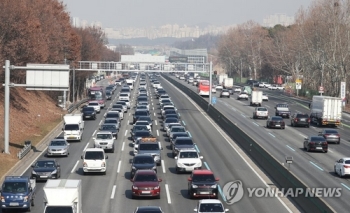 오늘부터 귀성행렬…고속도로 휴게소 김밥 등 포장음식만 판매