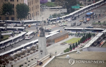 펜스·차벽·검문…보수단체, 광화문광장 진입못해