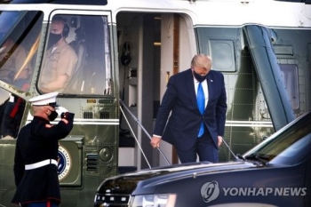 트럼프 '열나고 코막히고 기침'…항체치료제·렘데시비르 투약