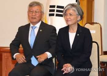 강경화, 남편 미국행 논란에 “국민은 해외여행 자제하는데 송구“