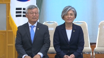 강경화 남편 '요트 출국' 논란…여권서도 부적절 비판