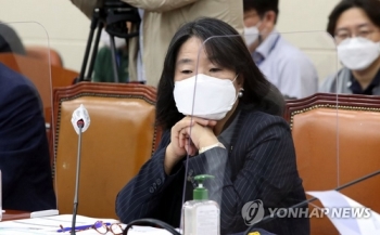 윤미향 “사건기록 방대하니 시간달라“…첫 재판 11월말로 연기