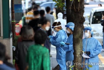 병원·가족모임 고리로 집단감염 확산…한글날 연휴 앞두고 불안