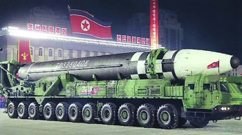 북 열병식에 신형 ICBM 등장…실전 배치 가능성 촉각