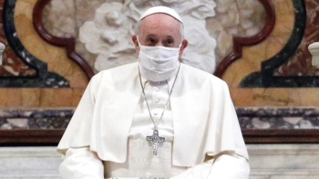교황, 마스크 쓰고 미사 집전…다시 빗장 거는 유럽 