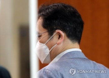'불법승계 의혹' 이재용 오늘 첫 재판…법정공방 시작
