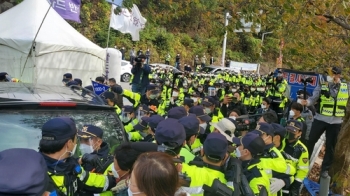 국방부, 성주 사드기지에 공사 장비·자재 반입