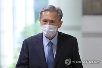 '군 댓글공작 관여' 김관진 2심서 징역 2년4개월