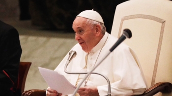 “동성커플도 법으로 보호“…'전통 가톨릭' 입장 깬 교황