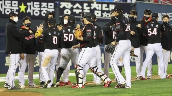 kt, 창단 첫 '가을야구' 진출…롯데 4타자 연속 홈런