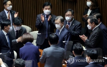 문 대통령 “공수처 지연 끝내야…공정경제 3법도 처리“