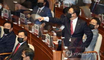 국민의힘 '주호영 몸수색' 강력반발…“국회가 청와대에 짓밟혀“