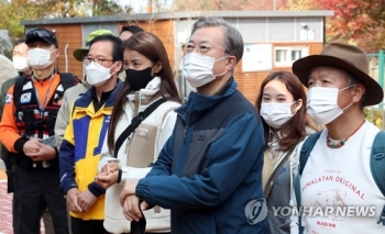 문 대통령, 북악산 철문 열다…'김신조 사건' 이후 52년만