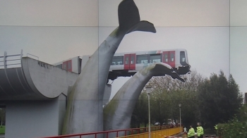 [뉴스브리핑] '고래 꼬리' 조각상에 걸린 열차…기관사 구사일생