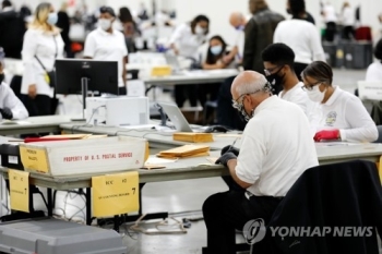 여론조사 또 빗나갔나?…우편투표 최종결과가 변수