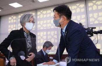 강경화 “미 대선 확정하긴 섣부르다…어느 쪽 당선에도 대비“