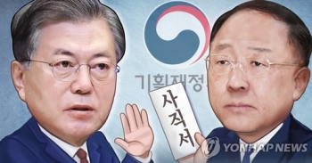 문 대통령 “홍남기, 경제회복 적임자“…거취논란 불식