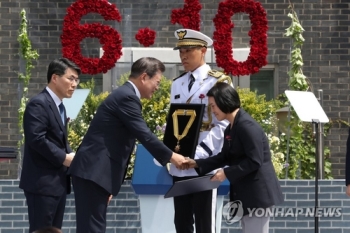 문 대통령, 고 전태일 열사에 무궁화장…청와대 “노동존중 실현 의지“