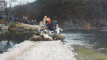 주민들이 놓은 유일한 다리…“불법 시설물“ 강제 철거