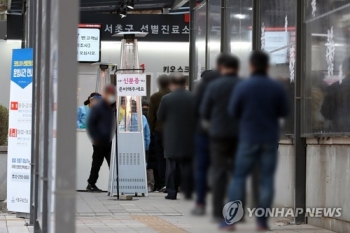 교도소·여행-연수모임·유흥주점 감염 확산…꼬리무는 집단발병