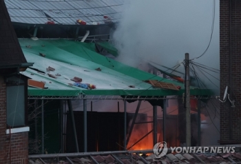 경찰, 사랑제일교회 압수수색해 화염방사기·가스통 발견