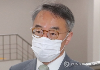 '사법농단' 재판에 나온 임종헌 “모든 증언 거부“