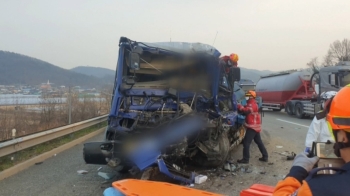 경부고속도로서 화물차간 추돌…운전자 1명 중상