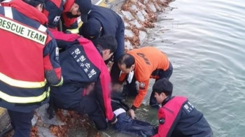 호수 빠진 60대 구하러 뛰어든 행인…무사 구조