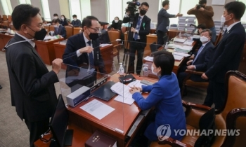 '비토권 무력화' 공수처법 개정안, 야당 반발 속 법사위 통과