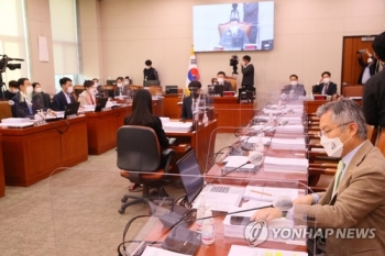 공정거래법·노조법, 하루 만에 법사위 통과…국민의힘 불참