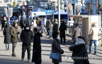 “불안해서 받아야겠다“…임시 선별검사소 앞 길게 선 줄