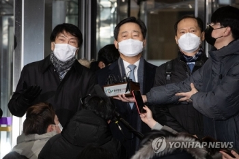 윤석열 측 “대통령 상대 소송 아냐“…대결구도 부담 느낀듯