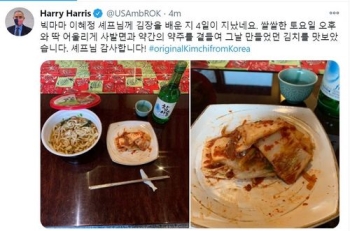 해리스 미대사, 김치에 컵라면 먹으며 “한국산 원조김치“