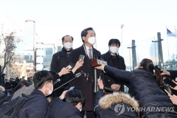 추미애-윤석열 측 신경전…“징계사유 충분“ vs “집행정지 필요“