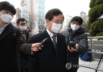 '라임 로비' 의혹 윤갑근 전 고검장 알선수재 혐의 구속기소